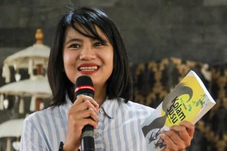 Ketua Komite Sastra Dewan Kesenian Semarang Imaniar Yordan Christy saat menyampaikan pembahasannya tentang novel "Kolam Susu" karya Sulis Bambang di Taman Budaya Raden Saleh Semarang, Sabtu, 12 Juli 2025.