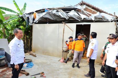 Bupati Kudus Serahkan Bantuan Korban Bencana Angin Kencang