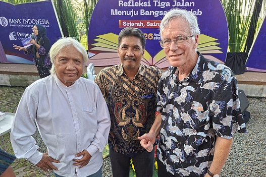 Sejarahwan Inggris Prof Dr Peter Carey (kanan) berfoto bersama Ketua Umum dan Sekretaris Umum Satupena Jawa Tengah Gunoto Saparie dan Mohammad Agung Ridlo seusai kegiatan Bedah Buku 1830 di Kopi Nako, Semarang, Selasa, 26 Agustus 2025.