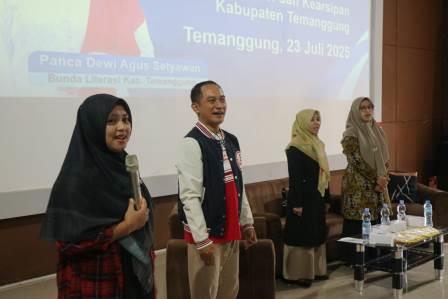 Ketua Satupena Kabupaten Temanggung Wiwik Hartati (kiri), sebagai salah seorang juri, menyampaikan evaluasi terhadap sejumlah karya para peserta Bimtek Penulisan Esai Berbasis Budaya dan Kearifan Lokal.