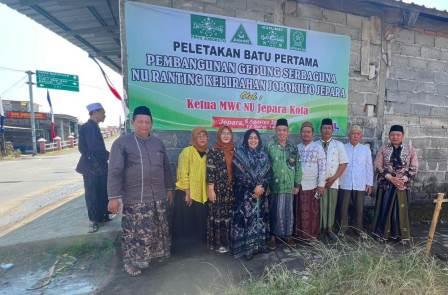 Sejumlah tokoh agama dan masyarakat Jobokuto Jepara berfoto bersama seusai peletakan batu pertama pembangunan Gedung Serbaguna NU, Rabu (6/8/2025).