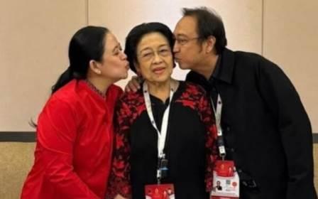 Megawati Soekarnoputri bersama Ketua DPP PDIP Bidang Politik Puan Maharani dan Ketua DPP PDIP Bidang Ekonomi Kreatif dan Digital Prananda Prabowo di arena Kongres ke-6 PDIP