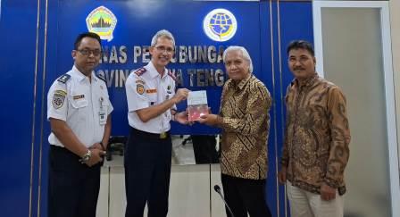 Ketua Umum Satupena Jawa Tengah Gunoto Saparie didampingi Sekretaris Umum Mohammad Agung Ridlo memberikan kenang-kenangan buku 'Mereka yang Berjuang untuk Semarang' seusai audiensi dengan Kepala Dinas Perhubungan Jawa Tengah Arief Djatmiko di ruang rapat organisasi perangkat daerah tersebut, Rabu (6/8/2025)