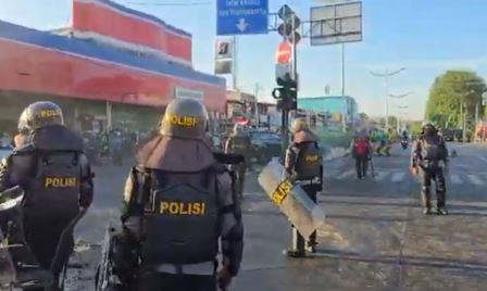 Bentrokan Massa Vs Polisi, Lalu Lintas di Jatinegara Lumpuh