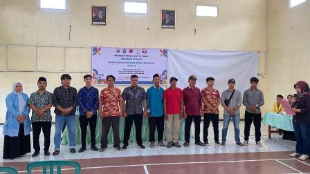 Ketua Satupena Kabupaten Temanggung Wiwik Hartati (kiri) saat dilantik sebagai pengurus FPRB setempat di Gedung Mujiyana.