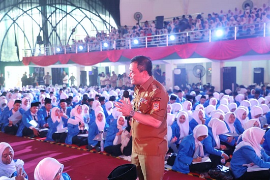 Gubernur Jateng Berbagi Ilmu Kepemimpinan kepada Ribuan Mahasiswa