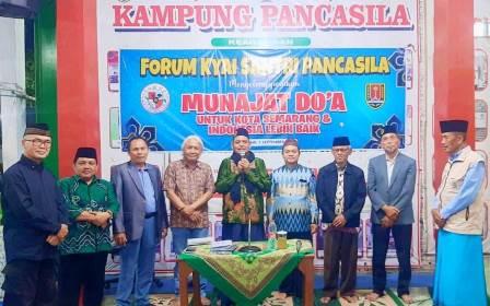 Sejumlah kader ormas Islam memimpin doa secara bergantian memohon agar persatuan dan kesatuan bangsa tetap terjaga, aman, dan damai.