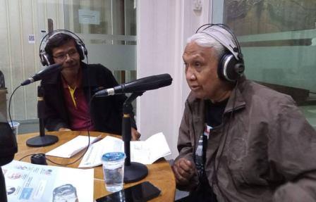 Ketua Umum Satupena Jawa Tengah Gunoto Saparie (kanan) bersama Ketua FKP Papperris F Sumardiyono dalam acara Ngobrol Bareng Komunitas di RRI Semarang Pro1.