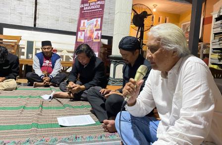 Novelis Gunoto Saparie menjelaskan proses kreatif penciptaan novel "Bau" di Rumah Budaya Prof. Mujahirin Thohir, Kaliwungu Kendal, Kamis (18/9/2025).