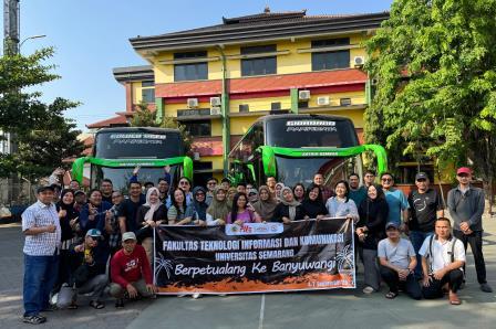 Lagu ”Paijo” Iringi Keberangkatan Keluarga Besar FTIK USM ke Banyuwangi