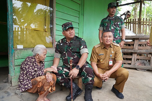 Danrem 073/Makutarama Serahkan Sembako untuk Lansia Tunanetra Sebatang Kara