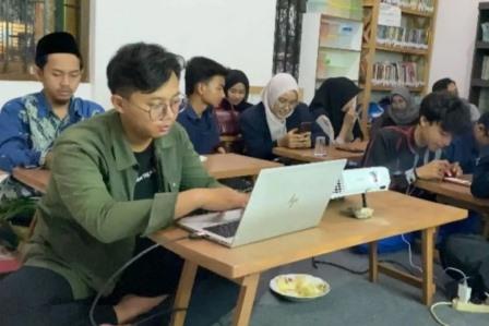 Dongkrak UMKM, Himatika UMK Latih Pemuda Desa Kuasai Pemasaran Digital