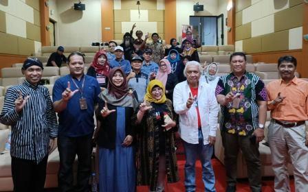 Sebagian peserta Parade Baca Puisi 2025 di Dinas Arsip dan Perpustakaan Kota Semarangberfoto bersama menjelang akhir kegiatan, , Jumat (24/10/2025)