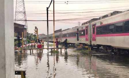 Antisipasi Genangan Air, Daop 4 Semarang Siagakan Petugas dan Lokomotif Diesel Hidrolik