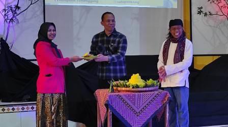 Ketua Satupena Kabupaten Temanggung Wiwik Hartati memotong tumpeng ulang tahun dan diserahkan kepada Kepala Dinas Perpustakaan dan Kearsipan Kabupaten Temanggung Supriyanto didampingi sastrawan senior Roso Titi Sarkoro.