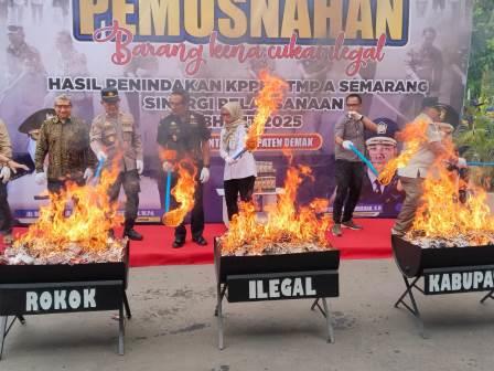 Bea Cukai Bersama Pemkab Demak Musnahkan Miras dan Rokok Ilegal