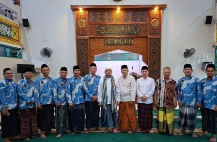 Para pengurus Takmir Masjid Baitussalam Ngaliyan Semarang dan tokoh masyarakat setempat berfoto bersama dengan Habib Nauval.