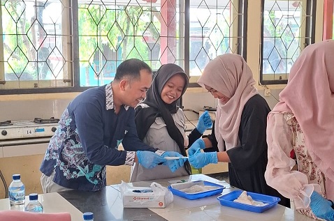 Tim PkM USM Beri Penyuluhan Pembuatan Nata dan Diversifikasi Produk Olahannya di SMKN 1 Bawen
