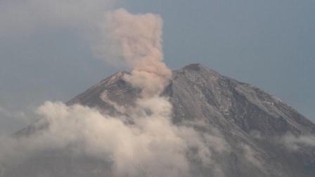 Gunung Semeru Erupsi, Kolom Letusan Capai 500 Meter