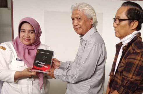 Ketua Umum Satupena Jawa Tengah Gunoto Saparie menyerahkan buku 'Api Merdeka, Merdeka Apa' kepada Kepala Bidang Pengelolaan Perpustakaan Dinarpus Jawa Tengah Listyati Purnama Rusdiana di kantornya, Rabu (29/10/2025).