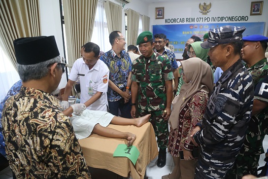 Ratusan Warga Ikuti Sunatan Massal dan Pengobatan Gratis Korem 071/Wijayakusuma