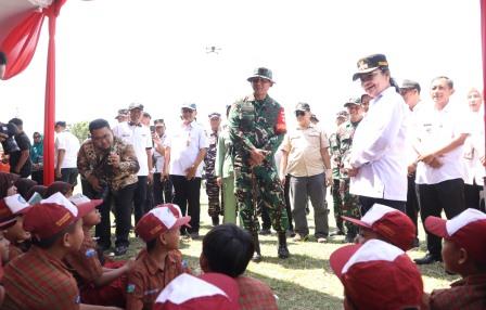 Agustina Wilujeng Nilai Program TMMD Sangat Bermanfaat dan Memperkuat Semangat Gotong Royong TNI-Masyarakat