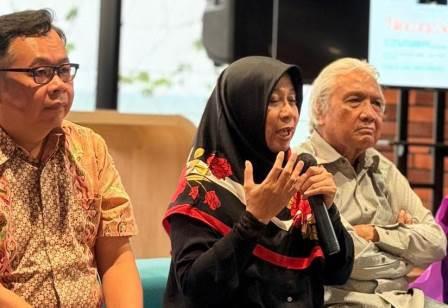 Para narasumber dalam Bincang Sastra di Universitas Binus Semarang. Dari kiri Fredy Purnomo, Fadjar Setiyo Anggraeni, dan Gunoto Saparie.