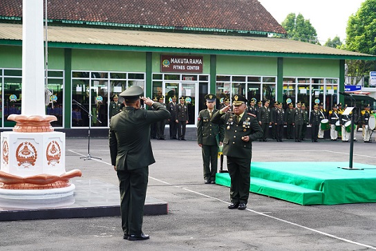 Danrem 073/Makutarama Kolonel Arm Ezra NathanaelSKom MM MHan saat memimpin upacara peringatan Hari kesaktian Pancasila.