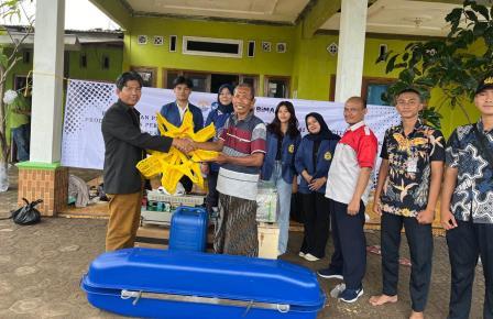 Tim PTTI USM Serahkan Peralatan Produksi dan Beri Pelatihan Dua Kelompok Nelayan di Sayung