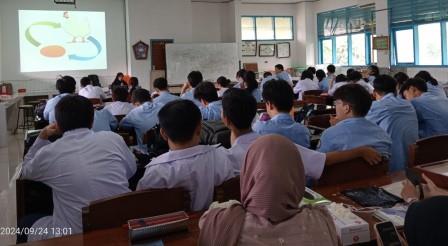 Tim PkM FSM Undip Beri Pelatihan Sistem Reproduksi Aves ke Siswa SMA Kristen YSKI Semarang