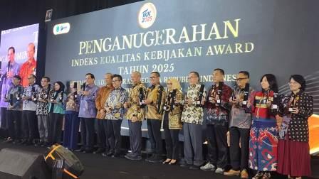 Kemendikdasmen Raih Penghargaan Indeks Kualitas Kebijakan Tahun 2025 Kualifikasi Unggul