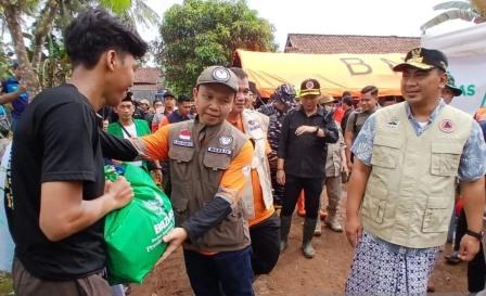 Baznas RI Bagikan Santunan dan Sembako untuk Korban Longsor Cilacap