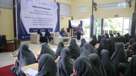 Tim PkM USM Fakultas Psikologi USM Beri Psikoedukasi ke Santriwati Pondok Pesantren Bina Madani Putri Grabag