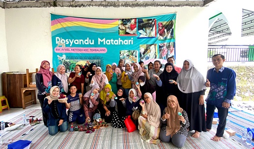 Tim PkM USM Beri Pelatihan Daur Ulang Kreatif ke Warga RW 15 Meteseh