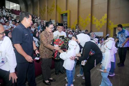 Jadi Penjaga Pertahanan Generasi Bangsa di Masa Depan, Agustina Wilujeng Prihatin Masih Banyak Guru Berhonor Kecil