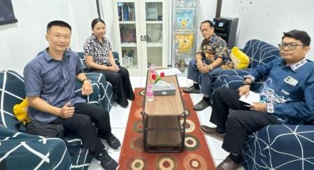 Manajer LKP Pelangi Megah Education, Yosie dan guru bahasa Mandarin dari Taiwan Vincent, diterima Direktur USM LCC Adi Ekopriyono dan Sekretaris, Devy Angga Gunantar.