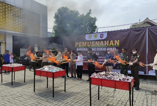 Pemkab Kendal dan Bea Cukai Semarang Musnahkan Jutaan Batang Rokok Ilegal