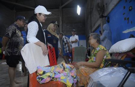 Bantu Layani Kesehatan Warga Terdampak Banjir, Agustina Wilujeng Kerahkan Tenaga Kesehatan Tambahan