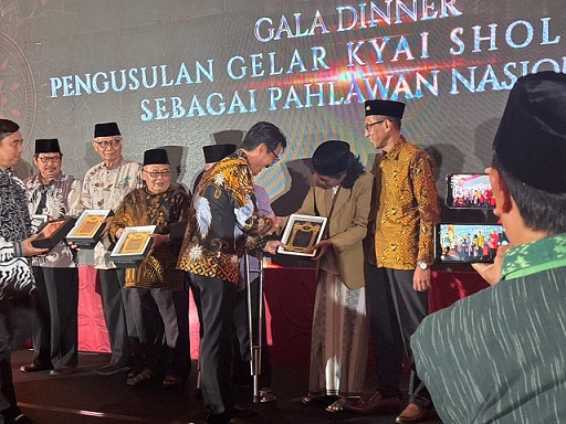 Gus Huda Terima Penghargaan atas Peran Aktif dalam Pengusulan Kyai Sholeh Darat sebagai Pahlawan Nasional