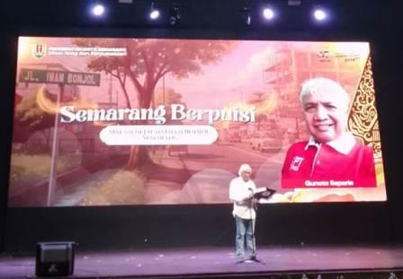Ketua Umum Satupena Jawa Tengah Gunoto Saparie ketika membacakan salah satu puisinya tentang Semarang dalam even Semarang Berpuisi di Taman Budaya Raden Saleh, Semarang, Selasa (18/11/2025).