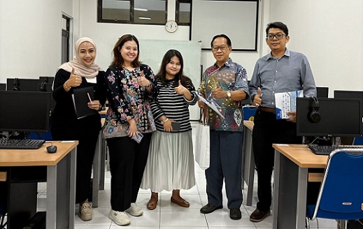 SHM-USM LCC – HR Manager PT Shan Hai Map Sheila Dwi Perina dan Supervisor HR Internal Mahda Pramesti (2-3 dari kiri) bersama Adi Ekopriyono (2 dari kanan), Devy Angga Gunantar (kanan) dan Hermin Anggraini (kiri), setelah meninjau laboratorium bahasa LCC.