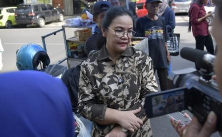 Antisipasi Banjir Tidak Terulang, Pemkot Semarang Bersama Masyarakat, Lurah dan Camat Pasang Karung di Titik-titik Rawan