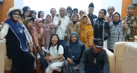 Sebagian peserta Parade Baca Puisi Esai dalam rangka peringatan Hari Ibu di Dinas Arsip dan Perpustakaan Kota Semarang, Senin (22/12/2025), bergambar bersama.
