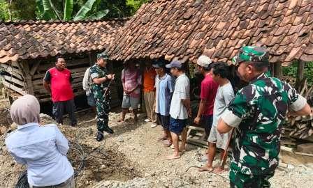 TNI dan Warga Karanggayam Bangun Jembatan Harapan di Sungai Lo Pasir