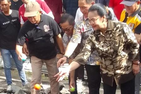 Simulasi “Bola GPS”, Agustina Pantau Lokasi Sumbatan Drainase Kawasan Simpang Lima Sebelum Hujan Ekstrem