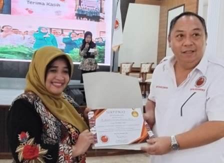 Ketua Central Kristen Indonesia Soegiarto Budiono memberikan piagam penghargaan kepada Ketua PKK Kota Semarang Listyati Purnama Rusdiana atas apresiasi dan motivasi terhadap penyelenggaraan kegiatan Seminar Peran PKK Sebagai Agen Perubahan di Era Digital.