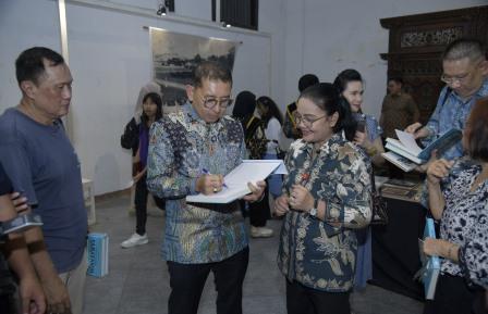 Agustina Wilujeng Nilai Pameran Kartu Pos Hadrirkan Pengalaman Berbeda dalam Menikmati Sejarah Kota Semarang