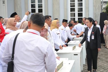 Kenakan Busana Hitam Putih di Apel Perdana 2026, Agustina Wilujeng: Simbul Keberpihakan dan Ketegasan Kelola Amanah Rakyat