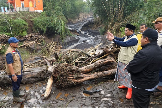 Tinjau Titik Terparah Banjir Bandang Pemalang, Taj Yasin Salurkan Bantuan Rp 217 Juta
