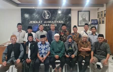 Para peserta Rapat Terbatas Forum Kiai Santri Pancasila (FKSP) Jawa Tengah bergambar bersama pada akhir acara di Masjid Nusrat Jahan, Semarang.